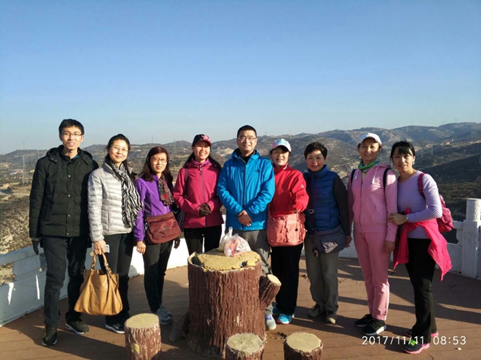 材料学院工会组织教职工参加秋游登山活动