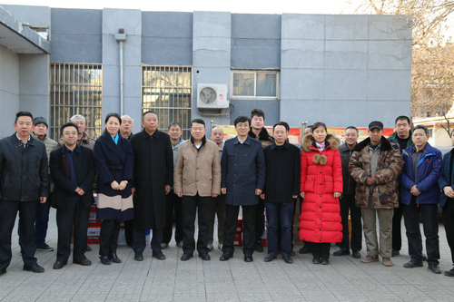 校领导春节前慰问假期坚守岗位的教职员工 校领导春节前慰问假期坚守岗位的教职员工
