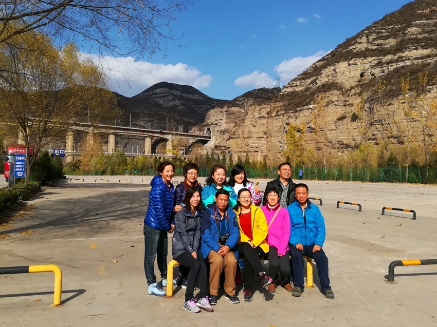 继续教育学院组织职工崛围山秋游登山活动