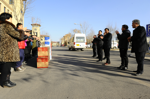 校领导春节前慰问假期坚守岗位的教职员工 校领导春节前慰问假期坚守岗位的教职员工
