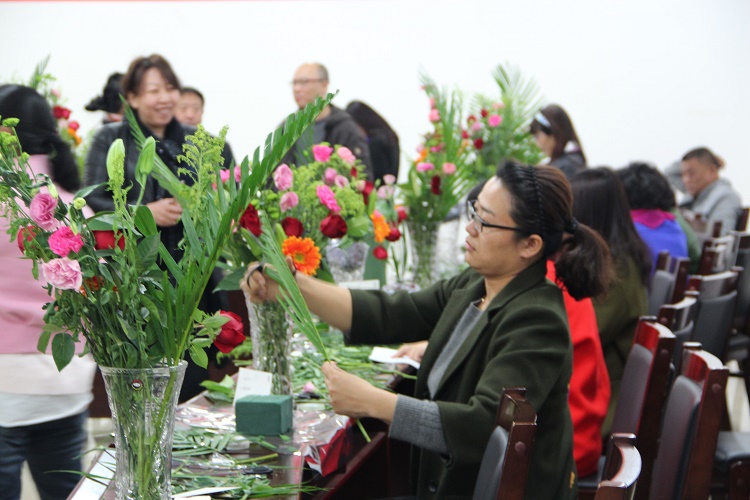 经济管理学院举办“花开巾帼,情融经管”教职工艺术插花大赛 经济管理学院举办“花开巾帼,情融经管”教职工艺术插花大赛