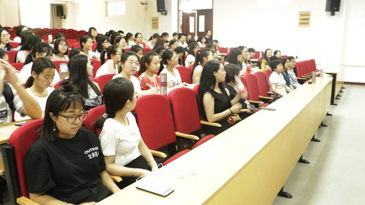 外国语学院举办“云想衣裳花想容”服饰礼仪讲座