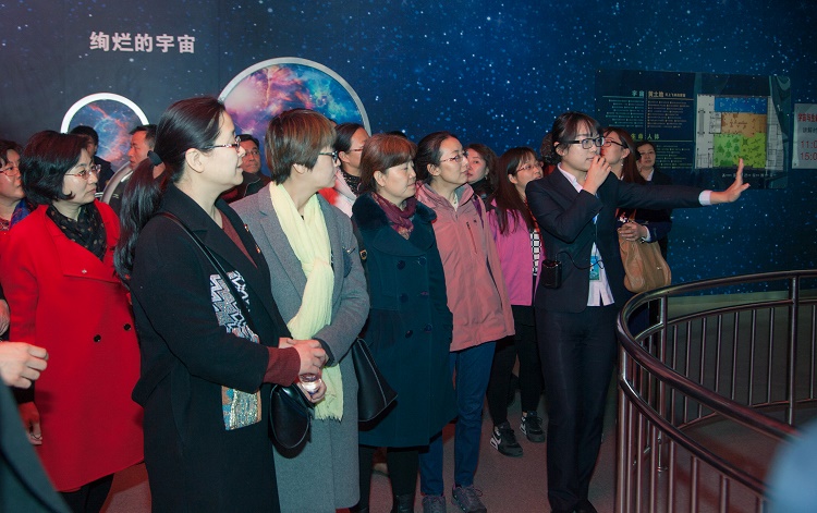 机关工会组织广大女职工在省科技馆开展活动 机关工会组织广大女职工在省科技馆开展活动