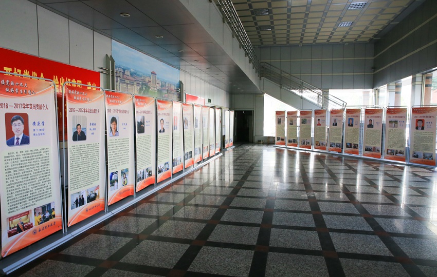 校工会开展“劳模精神进校园”先进人物事迹展览 校工会开展“劳模精神进校园”先进人物事迹展览