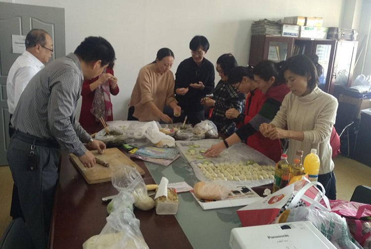 图书信息工会举办“迎三八”活动