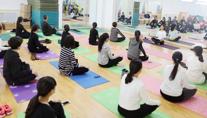 现代科技学院工会举办教职工瑜伽体验活动 现代科技学院工会举办教职工瑜伽体验活动