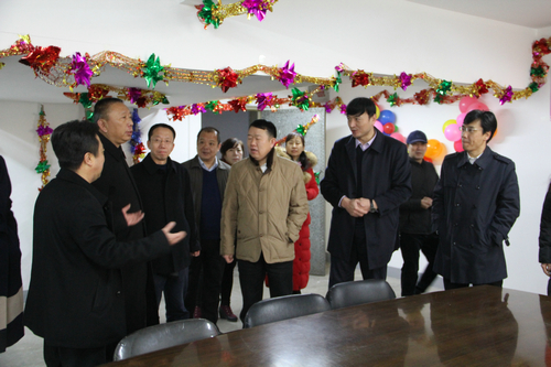 校领导春节前慰问假期坚守岗位的教职员工 校领导春节前慰问假期坚守岗位的教职员工