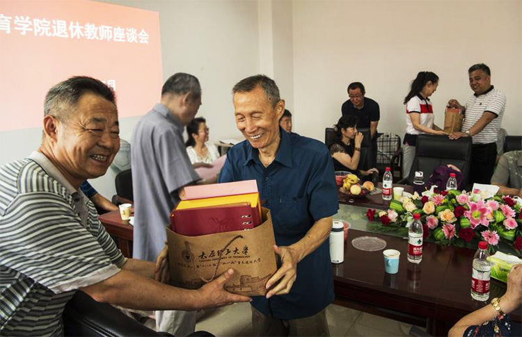 体育学院工会举办退休老教师座谈会