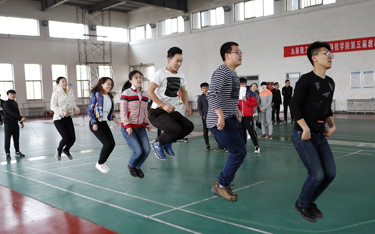 现代科技学院工会举行第五届教职工趣味运动会 现代科技学院工会举行第五届教职工趣味运动会