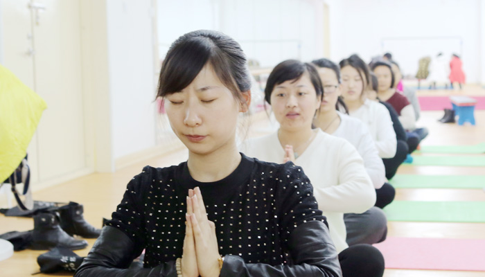 现代科技学院工会举办教职工瑜伽体验活动 现代科技学院工会举办教职工瑜伽体验活动