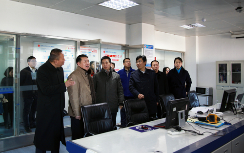 校领导春节前慰问假期坚守岗位的教职员工 校领导春节前慰问假期坚守岗位的教职员工