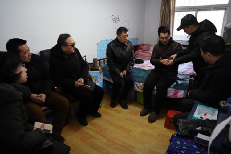 资产经营管理公司春节前慰问困难职工