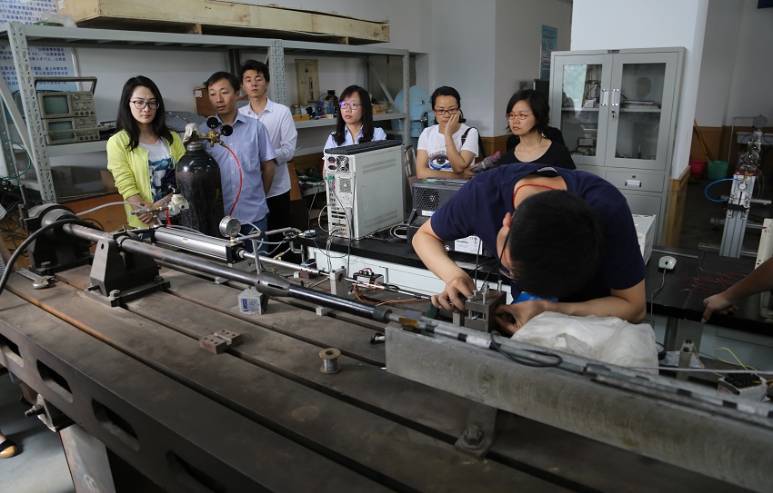 校工会组织青年教师代表参观重点实验室 校工会组织青年教师代表参观重点实验室