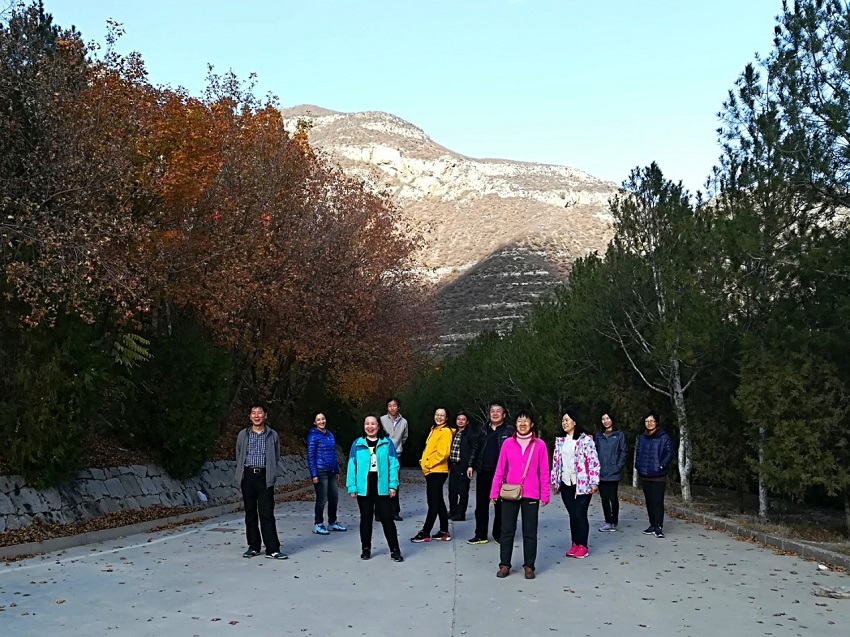 继续教育学院组织职工崛围山秋游登山活动