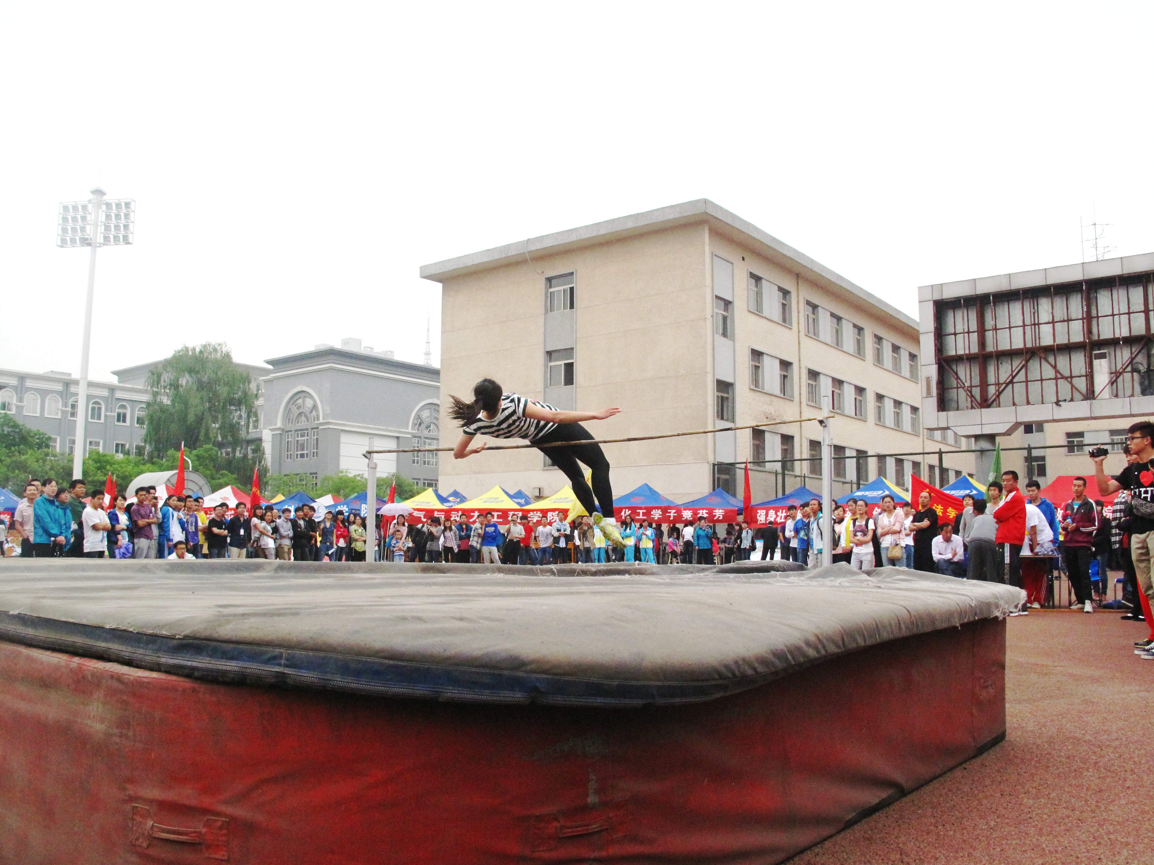 我校隆重举行2013年田径运动会