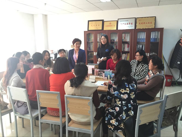 材料工会举办“女性妆容与服饰搭配技巧讲座”