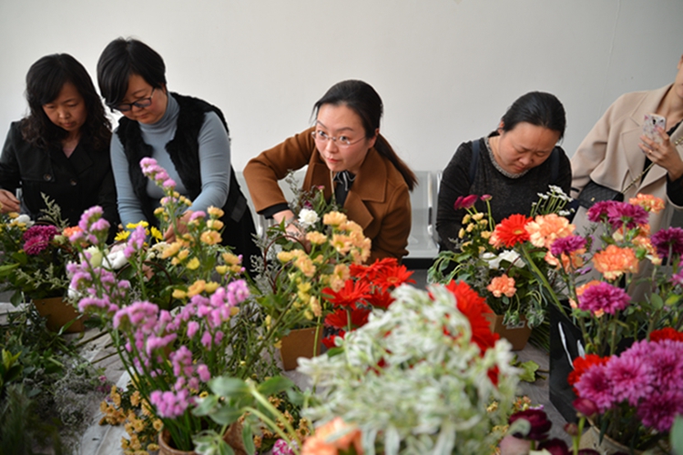 艺术学院举办“魅力女人 与花为舞”庆“三八”插花技艺比赛